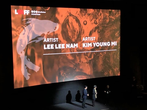  2019년 10월에 백남준 '런던 테이트 모던 회고전'과 함께 이 미술관 소속 '스타 시네마'에서 열린 '동아시아 영화제'에서 김영미 작품 소개할 때 모습. 왼쪽은 이이남 작가