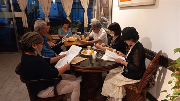 순수필동인 작품 합평회  순수필 동인들이 지난 8월 전주 삼천동의 한 커피숍에 모여 작품 합평회를 하고 있다.