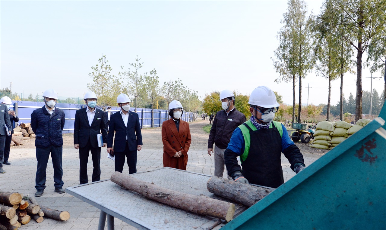 은수미 성남시장이 여수동 양묘장에서 목재 파쇄 작업환경의 안전성을 확인 중이다