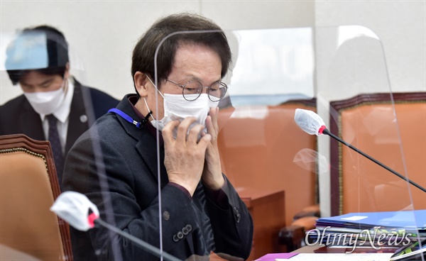  조희연 서울시교육감이 26일 서울 여의도 국회에서 열린 교육부 등 종합감사에서 마스크를 고쳐쓰고 있다. 