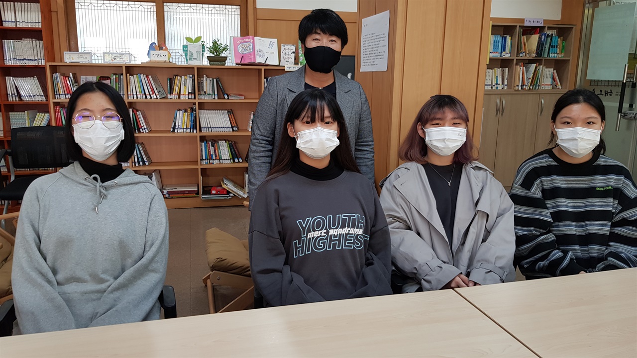  박신자 교사와 홍동중학교 학생들이다. 왼쪽 부터 손하진, 함보윤, 김태린, 허지선 학생. 위쪽 중앙 박신자 교사 