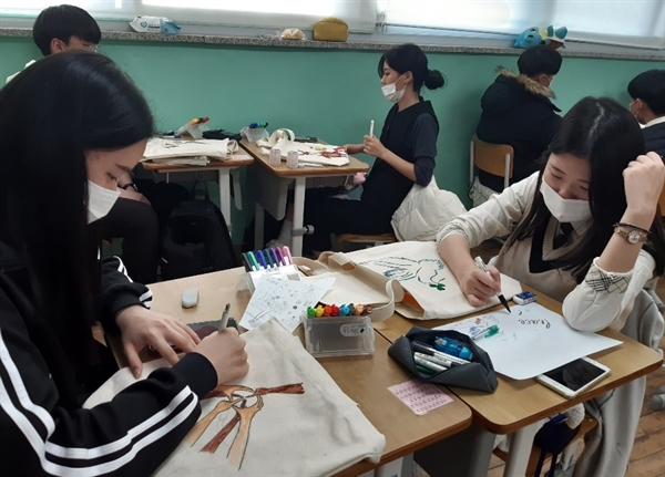 26일 아산 용화고 1학년 11반 학생들이 '통일 에코백' 만들기를 하고 있다.