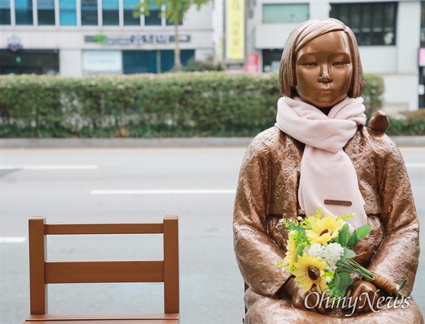 일본군'위안부' 문제 해결과 일본의 사죄배상을 요구하는 부산수요시위가 60차, 햇수로는 5년째를 맞았다. 부산 평화의소녀상 모습.