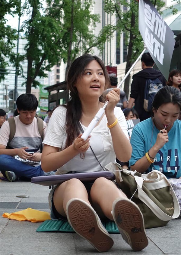 손잡고 활동가 윤지선 씨 윤지선 씨가 집회에 참석해 피켓을 들고 있다.