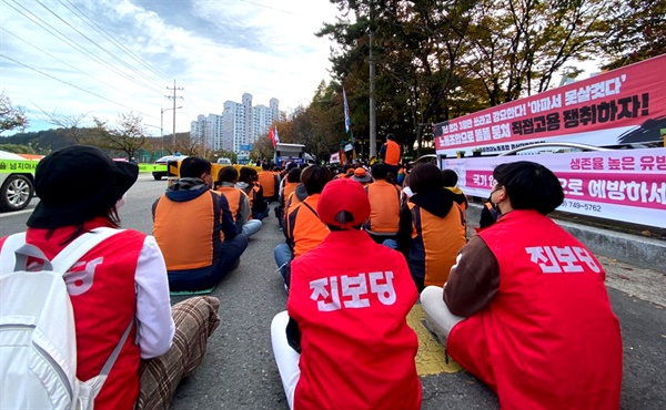 10월 29일 오후 진주경상대병원 앞에서 열린 “정규직 전환 투쟁 승리 결의대회”.