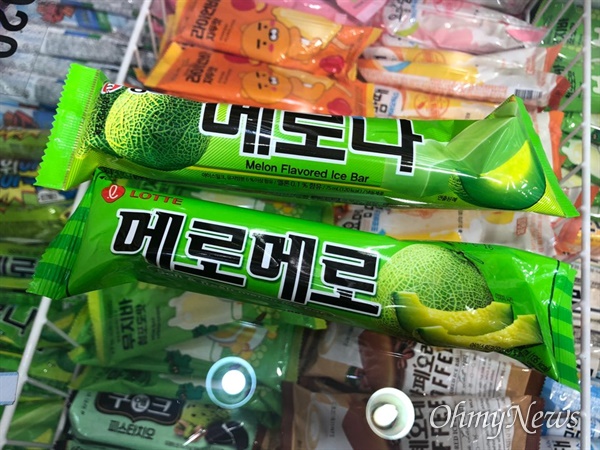  30일 서울에 위치한 한 아이스크림 할인점에서는 빙그레의 메로나와 롯데푸드의 메로메로를 함께 판매되고 있었다.