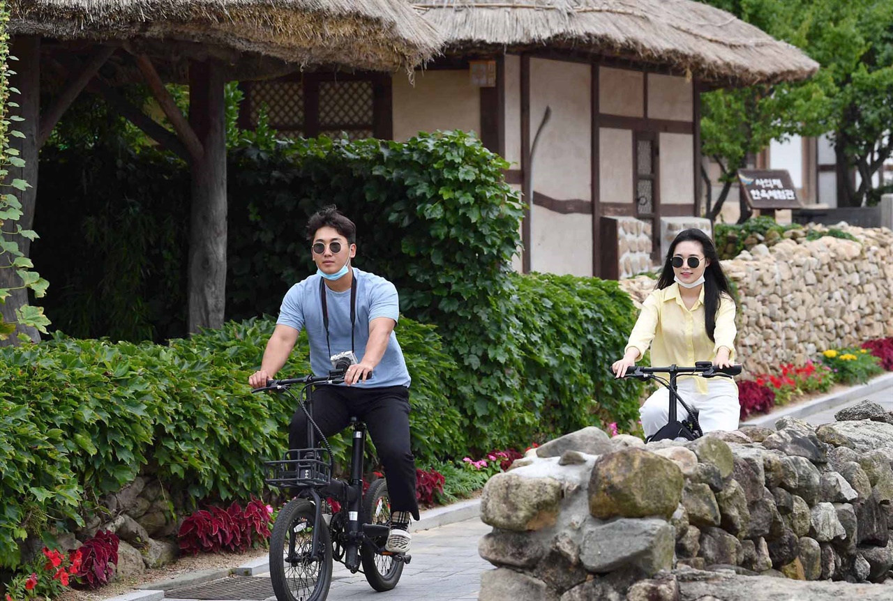  강진푸소에 참여한 여행객들이 전기자전거를 타고 사의재 일원을 둘러보고 있다. 전기자전거는 푸소 참여자에게 무료 제공된다.