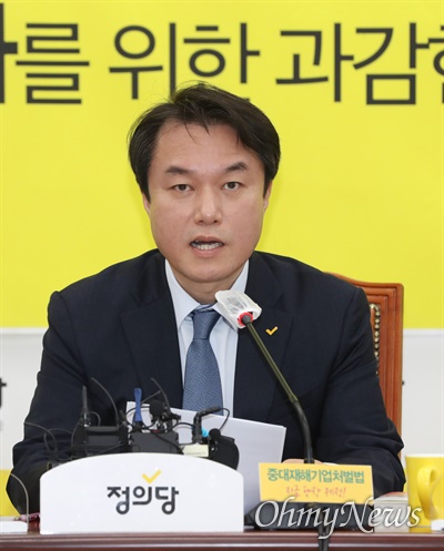  정의당 김종철 대표가 2일 서울 여의도 국회에서 열린 대표단 회의에서 발언하고 있다.