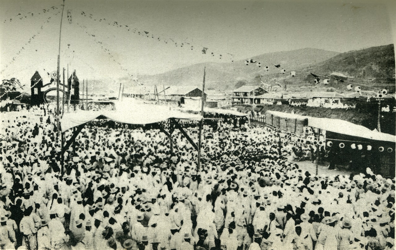  1905년 5월 1일 부산 초량의 경부철도 개통 축하장