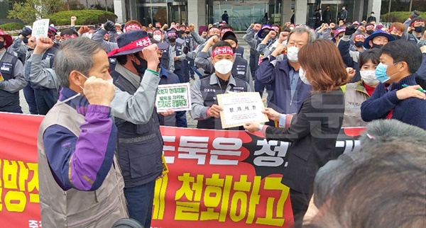  2일 오전 11시30분 전국금속노동조합 대우조선지회가 경남도청 앞에서 기자회견을 열고 항의서한을 전달하고 있다.