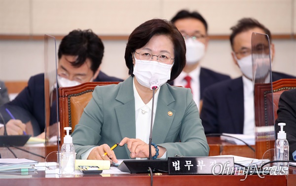 추미애 법무부 장관이 5일 서울 여의도 국회에서 열린 법제사법위원회 전체회의에서 의원 질의에 답변하고 있다.