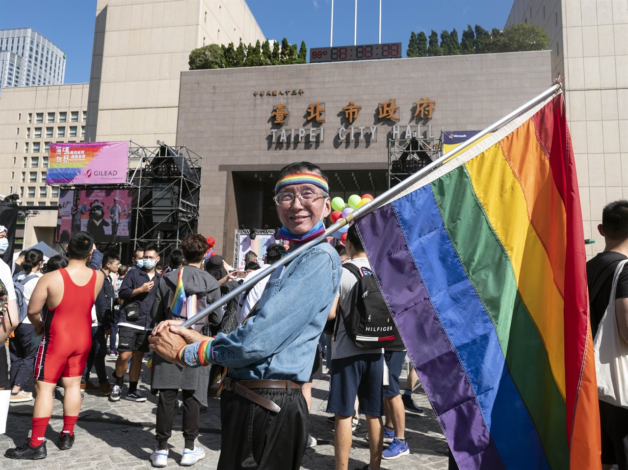 타이베이 시청 앞 축제의 시작을 알리는 무지개 깃발 대만의 유명 동성애자 인권 운동가인 Chi Chia-wei가 동성애의 상징인 무지개 깃발을 흔들고 있다.
