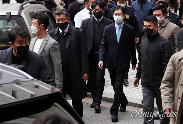  '드루킹 일당'의 댓글 조작에 공모한 혐의를 받는 김경수 경남도지사가 6일 오후 서울고등법원 항소심 선고 공판에서 댓글 순위 조작 혐의에 대해 징역 2년을 선고받고 법원을 나와 차량으로 이동하고 있다.