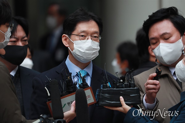  '드루킹 일당'의 댓글 조작에 공모한 혐의를 받는 김경수 경남도지사가 6일 오후 서울고등법원 항소심 선고 공판에서 댓글 순위 조작 혐의에 대해 징역 2년을 선고받고 법원을 나와 차량으로 이동하고 있다.