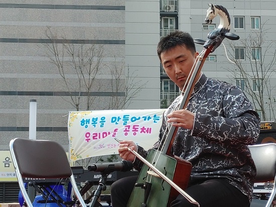 김연준(34·타미르) 씨가 2부 음악회 5번째 무대로 몽골 전통 악기 ‘마두금’을 연주하고 있다.