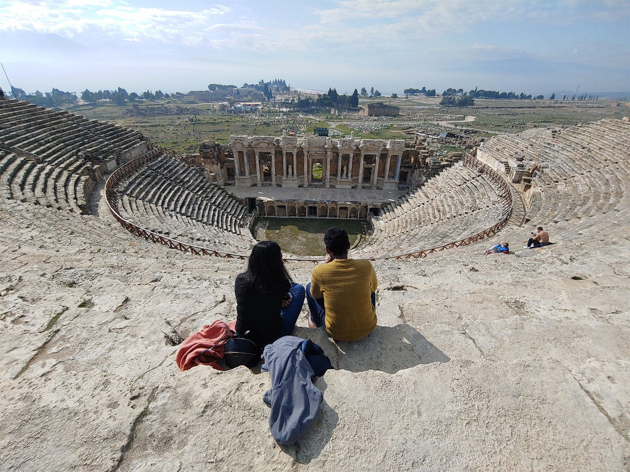  히에라 폴리스 원형극장. 2세기 하드리아누스 황제 때 건설했다. 관객석은 언덕을 이용했다. 배수로가 없는 것으로 미루어 실내 극장이었을 거라고 추정한다.