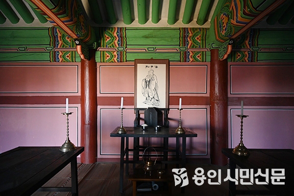  용인향교는 매년 음력 8월 27일 유교성현을 기리기 위한 석전대제를 지내고 있다.