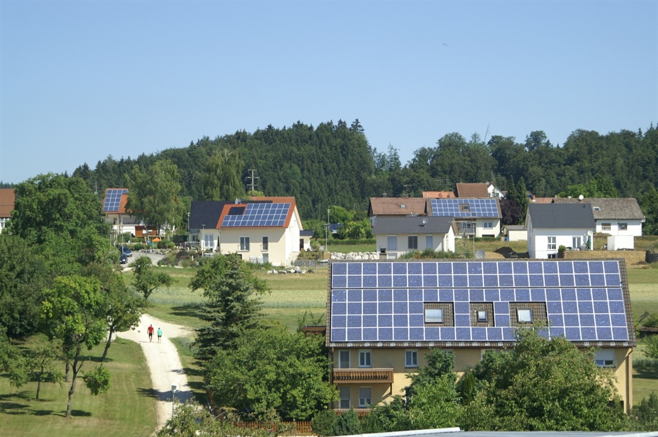  독일의 80호 농촌마을 Singen의 마을기업 Solar Complex는 태양광과 바이오매스로 에너지를 생산하고 남는 전기를 팔아서 소득을 창출한다. 녹색금융은 이런 사업을 지원한다.
