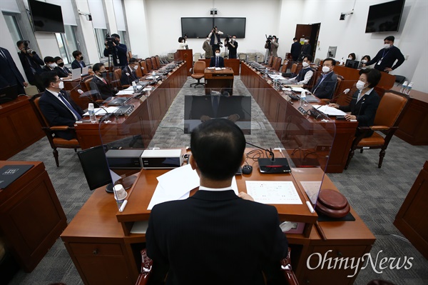  공수처장후보추천위원회 2차회의가 13일 오전 서울 여의도 국회에서 조재연 위원장 주재로 열리고 있다. 