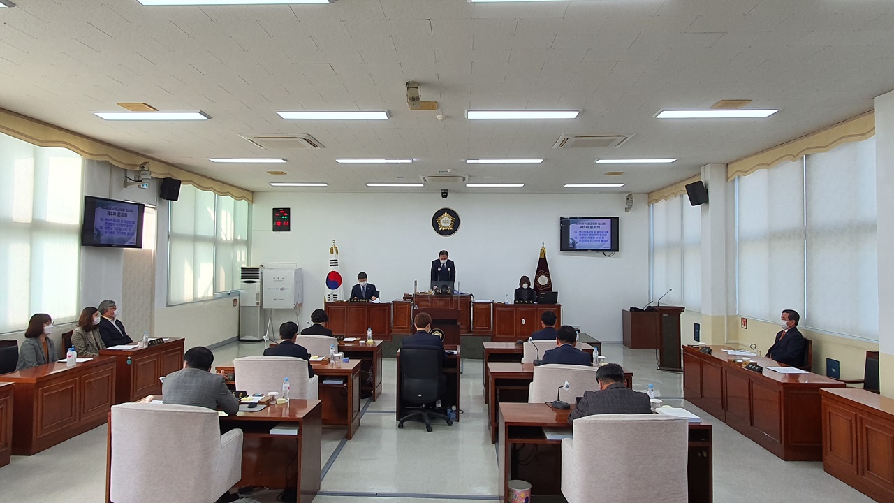  서천군의회 제286회 임시회 제5차 본회의가 본회의장에서 진행되고 있다.