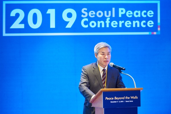  서울연구원이 주최하는 ‘2020 서울평화대화(Seoul Peace Dialogue)’가 11월 17일 열린다. 사진은 2019년 12월 4~5일 롯데호텔에서 열린 ‘2019 서울평화회의(Seoul Peace conference)’에서 인사말을 하는 서왕진 원장의 모습.
