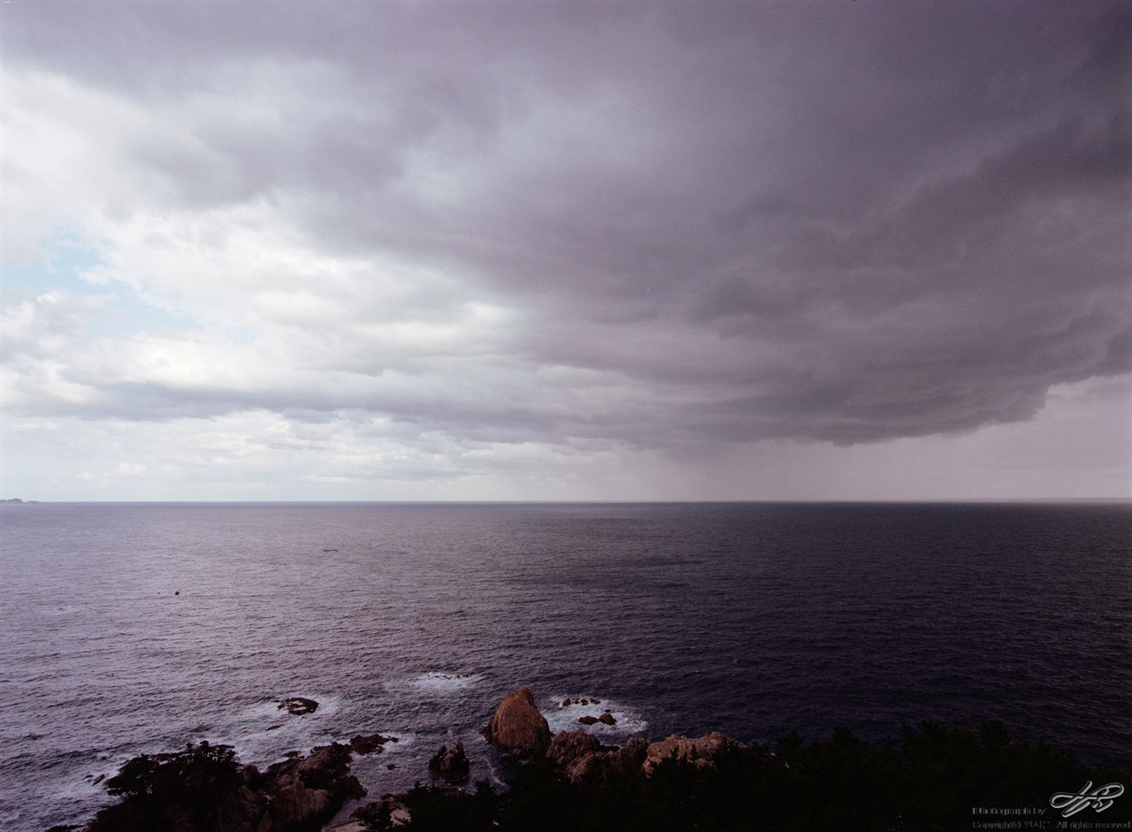 바다와 구름 (645N/Ektar100)멀지 않은 바다에서 비가 내리는 것이 보였다.
