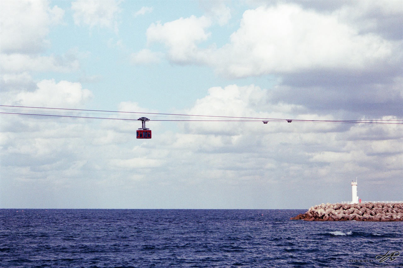 삼척해양케이블카 (MZ-S/C200) 비는 금새 멈췄고 파란 하늘이 드러났다.