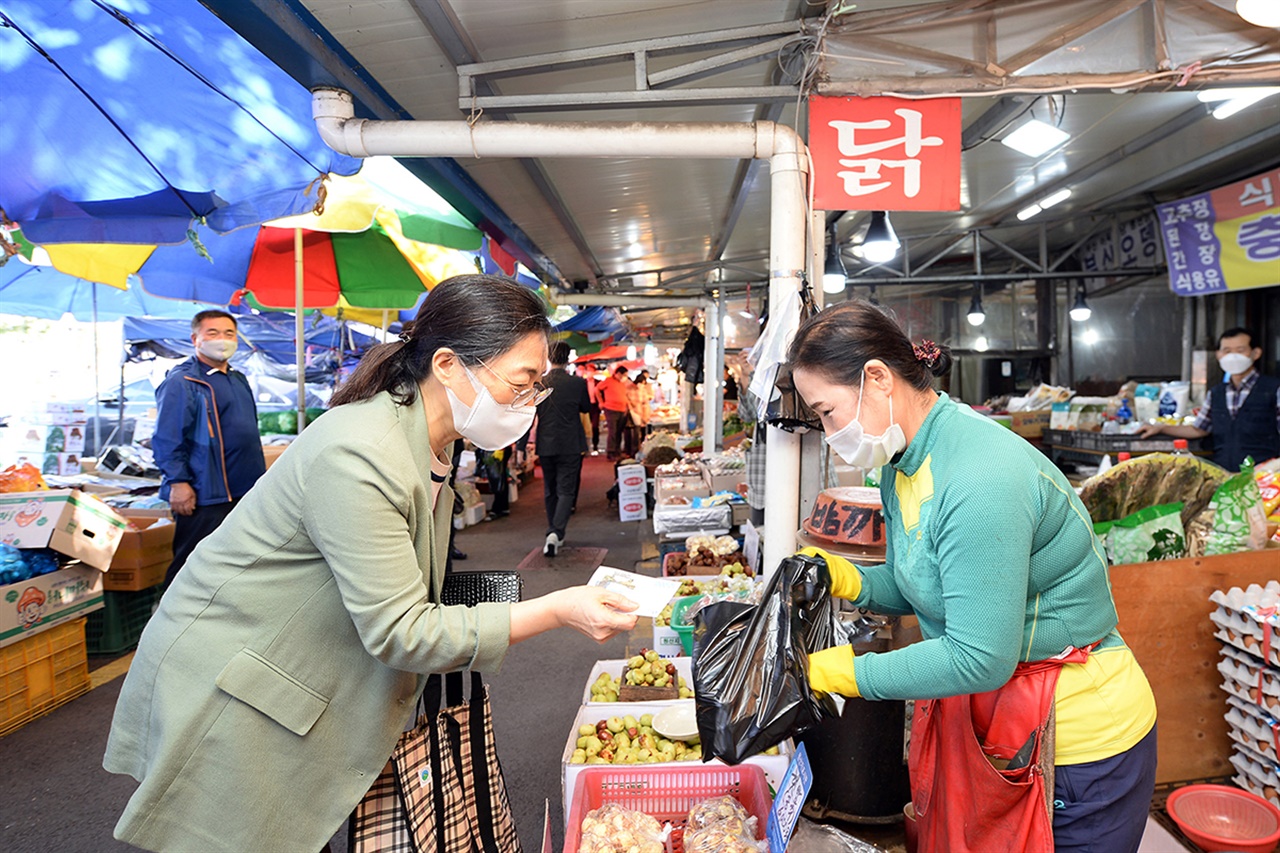  경기 성남시의 성남사랑상품권 1,300억원이 조기판매를 달성했다. 
