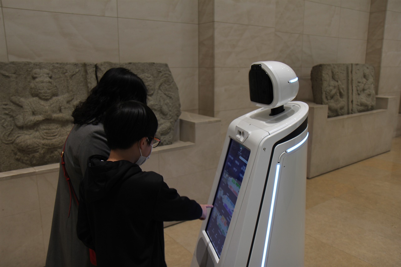  국립중앙박물관 전시 안내 로봇 ‘큐아이’화장실 위치를 직접 안내해달라 요청했지만, 로봇은 움직이지 않았다.