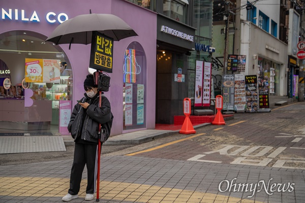 코로나19 확진자가 급증해 사회적거리두기 1.5단계 시행을 앞둔 18일 오후 서울 마포구 홍대거리 일대가 한산한 모습을 하고 있다.