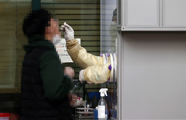  18일 신종 코로나바이러스 감염증(코로나19) 선별진료소에서 한 시민이 검사를 받고 있다. 2