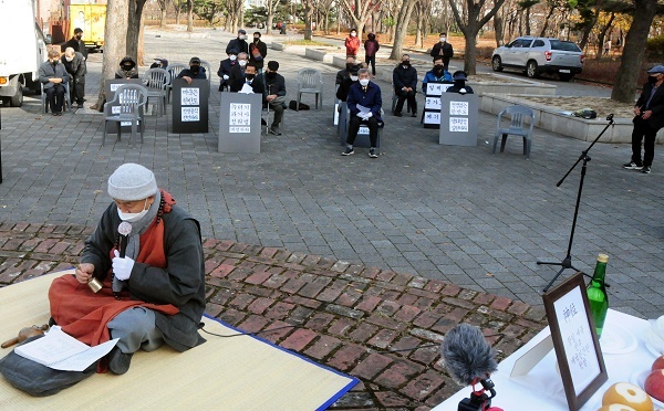 위령 독경 원혼을 달래는 원혼 독경을 하고 있는 진관 스님이다