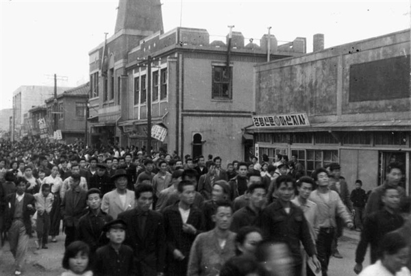  제2차 마산의거 당시 남성동파출소 앞에서 가두 시위하는 시민들

