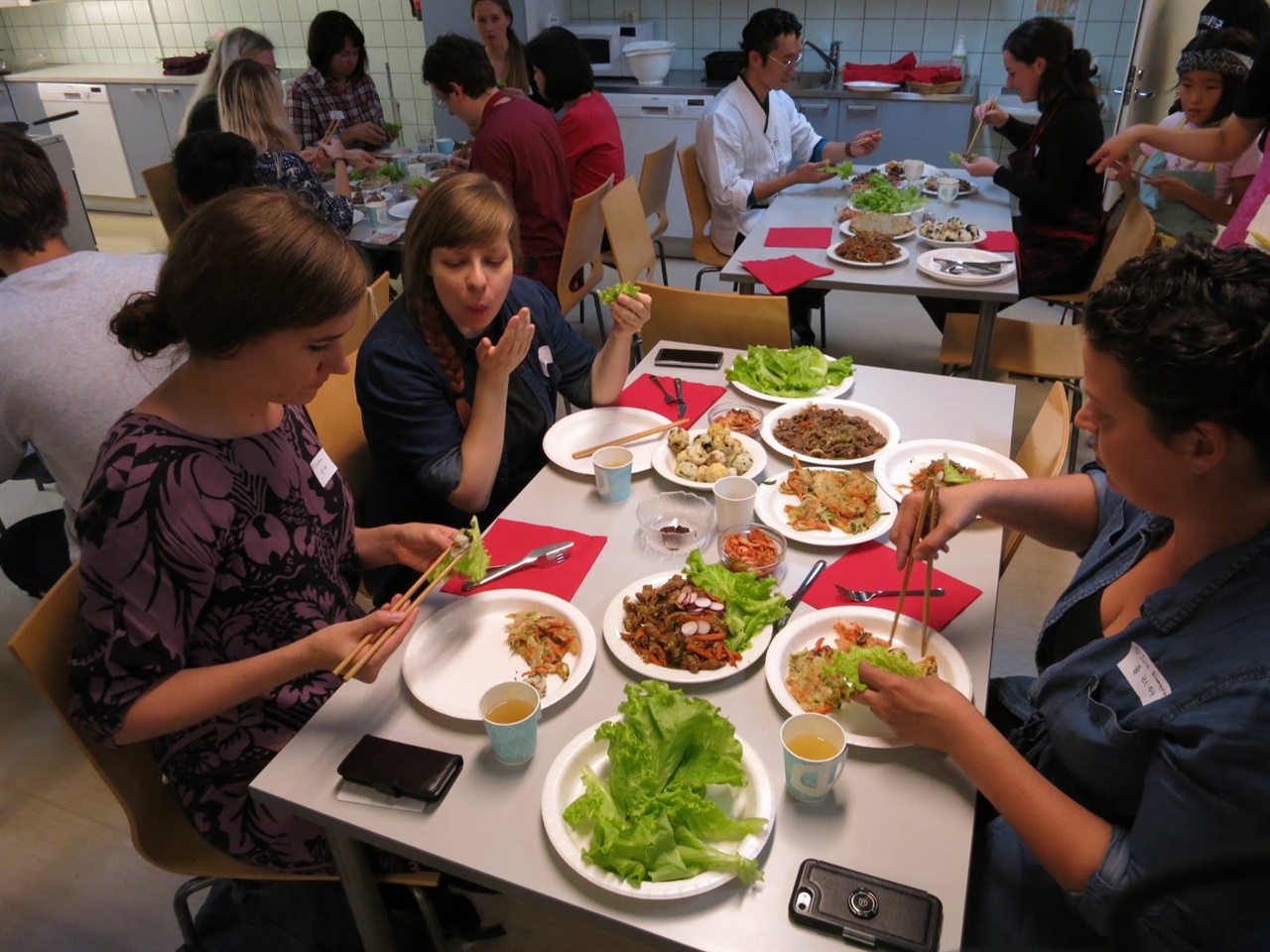  2018년 한식행사에 참여한 핀란드인들이 한국의 ‘쌈’ 문화를 체험하고 있다 