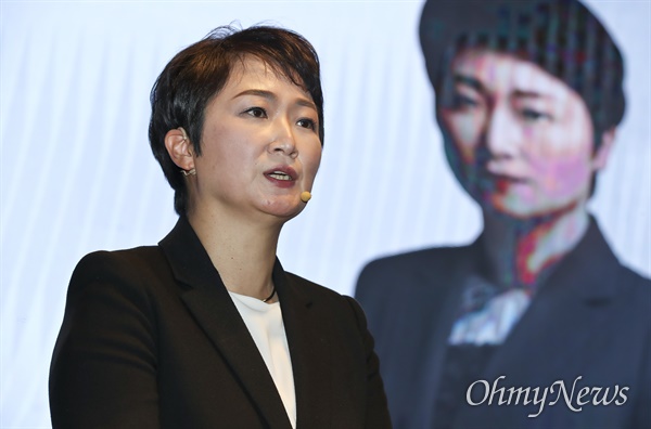  이언주 전 의원이 23일 오후 서울 여의도의 한 호텔에서 열린 '부산독립선언' 출판기념회에서 강연하고 있다.