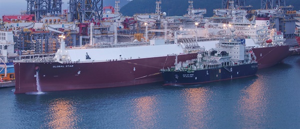  대우조선해양 옥포조선소에서 전세계 조선업계 최초로 선박 대 선박 LNG 선적작업이 이뤄졌다.