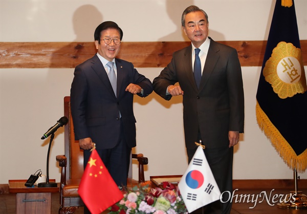  박병석 국회의장과 왕이 중국 국무위원 겸 외교부장이 27일 국회 사랑재에서 환담에 앞서 인사하고 있다.