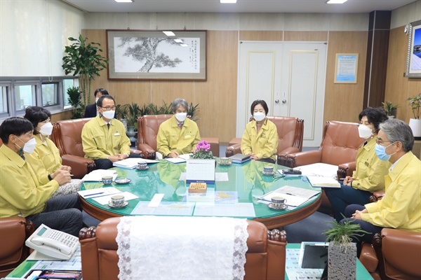  박종훈 경남도교육감은 11월 27일 진주교육지원청을 찾아 허인수 교육장 등과 코로나19 대책회의를 가졌다.