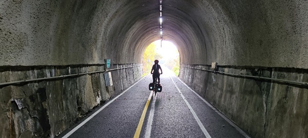  옛 기찻길 터널을 자전거길로 되살려두었다. 새로운 쓰임을 찾은 것이 반갑다. 