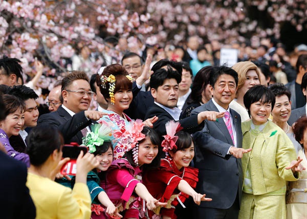  아베 신조 전 일본 총리가 지난 2017년 4월 도쿄의 유원지 신주쿠교엔에서 열린 '벚꽃을 보는 모임'에 참석해 지역구 유권자, 연예인들과 함께 기념촬영을 하고 있다.