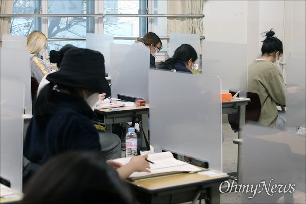 2021학년도 대학수학능력시험(수능시험) 당일인 2020년 12월 3일 오전 서울의 한 고등학교에 마련된 수능 고사장에서 수험생들이 마지막 점검을 하고 있다. (사진은 기사 내용과 관련이 없습니다) 