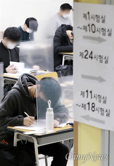 2021학년도 대학수학능력시험이 치러진 3일 오전 서울 종로구 경복고등학교 고사장에서 수험생들이 시험을 앞두고 자습하고 있다.