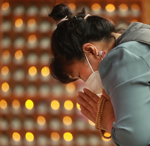  함양 금선사 법당의 수험생 어머니 기도.