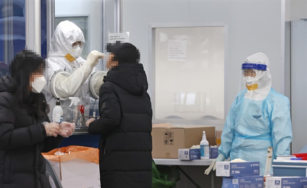  코로나19 감염증 신규 확진자가 540명을 기록한 3일 오전 서울 송파구보건소 선별진료소를 찾은 시민들이 검사를 위해 대기하고 있다.