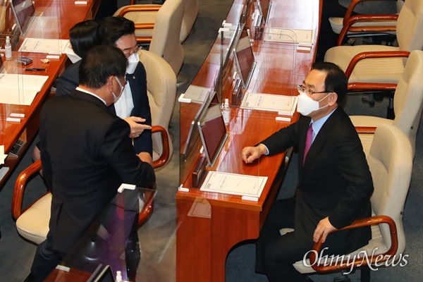  더불어민주당 김태년 원내대표(왼쪽)와 국민의힘 주호영 원내대표가 2일 오후 국회 본회의에서 대화하고 있다. 