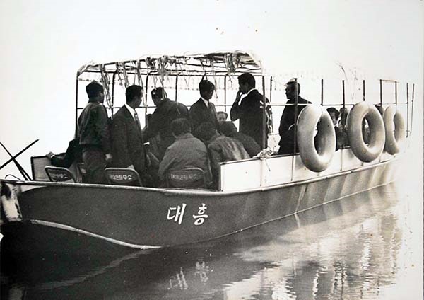  1977년 12월 14일, 철선으로 새로 만든 행정선 진수식이 열렸다.