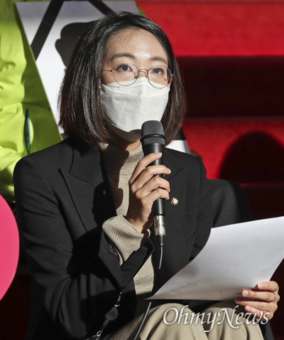 정의당 장혜영 의원이 8일 오전 서울 여의도 국회 로텐더홀 계단 앞에서 열린 의원총회에서 발언하고 있다.
