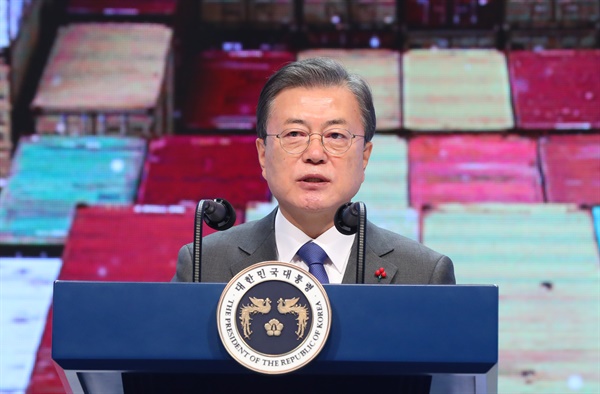  문재인 대통령이 8일 오전 서울 강남구 코엑스에서 열린 '제57회 무역의 날 기념식'에 참석해 축사를 하고 있다. 