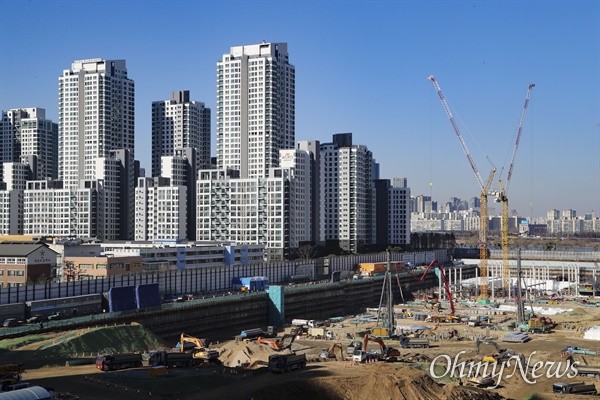 8일 오후 서울 서초구 신반포3차경남아파트 재건축 공사 현장. 이곳에는 23개동 2,990세대(지하 4층에서 최고 지상 35층) 규모의 대단지 아파트 '래미안 원베일리'가 들어설 예정이다.
