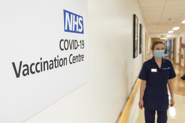 영국 병원에 설치된 코로나19 백신 접종센터 영국이 세계 첫 코로나19 백신 접종 시작을 하루 앞둔 7일(현지시간) 런던 로얄프리 병원에 코로나19 백신 접종센터가 설치돼 있다.